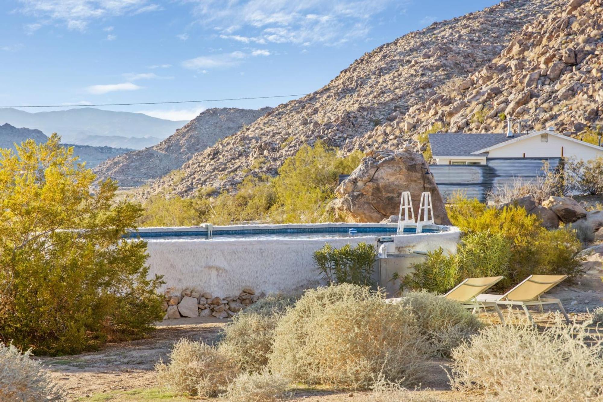 The House Of Intellect - Large Pool Outdoor Shower